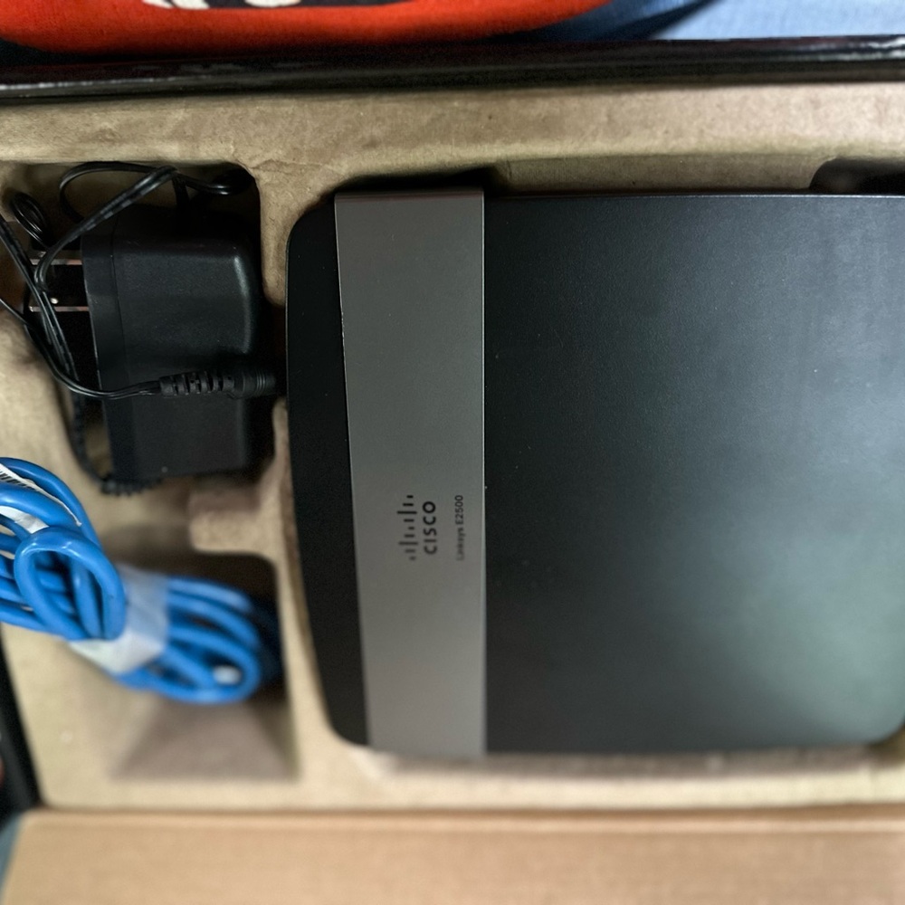 Linksys N600 Wi-Fi Router - Picture 3 of 4